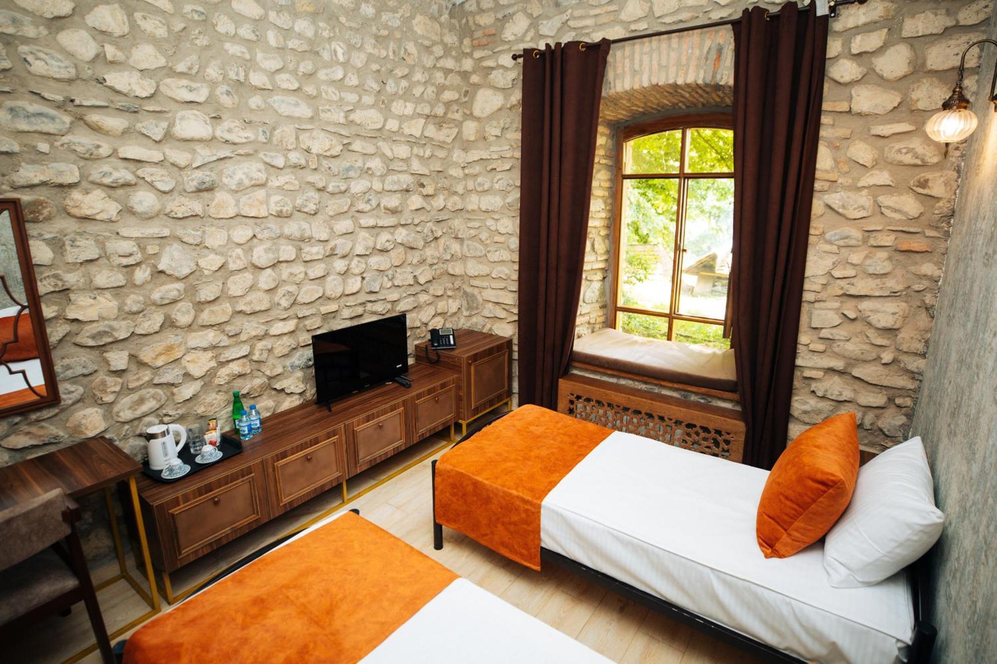 Art Hotel By Abad Guest Şǝki Eksteriør billede