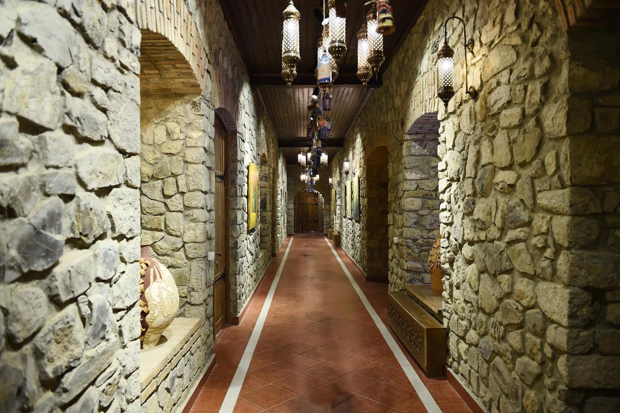 Art Hotel By Abad Guest Şǝki Eksteriør billede