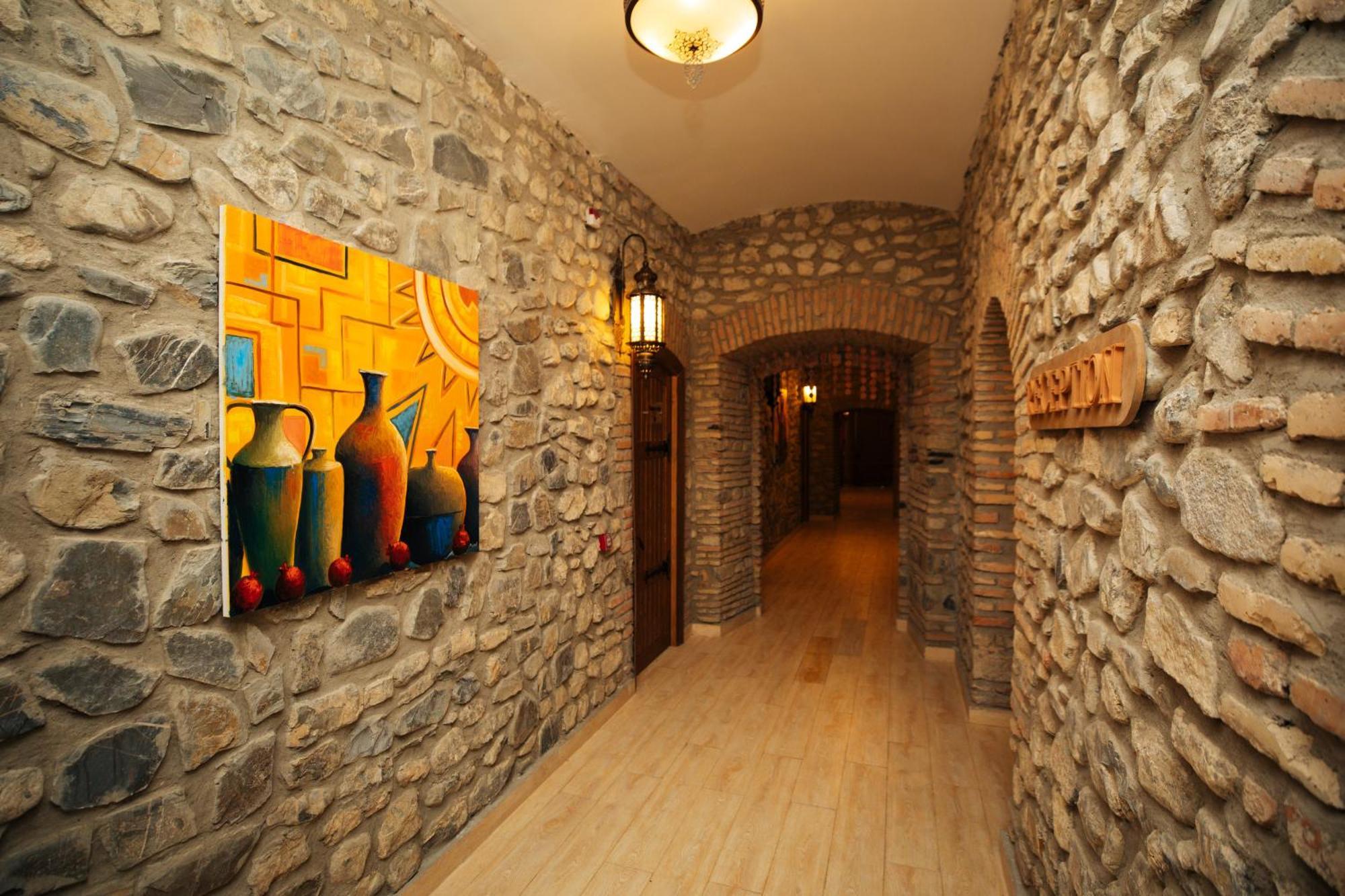 Art Hotel By Abad Guest Şǝki Eksteriør billede