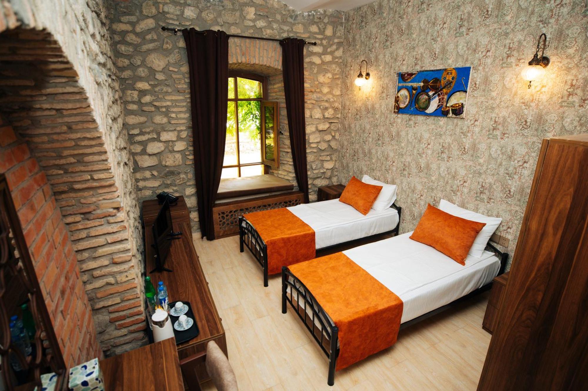 Art Hotel By Abad Guest Şǝki Eksteriør billede